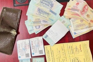 Nhặt được chiếc ví chứa đầy tiền mặt, CSGT tìm người đánh rơi trả lại