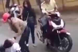 Hà Tĩnh:  Nữ sinh cấp 3 bị 2 cô gái hành hung tới tấp trước cổng trường