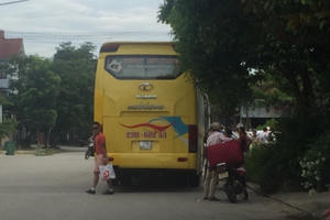 Huế: Nhiều nhà xe giường nằm “biến” đường Trương Gia Mô thành “bến”