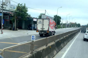 Xử phạt tài xế điều khiển ôtô đi ngược chiều trên Quốc lộ 1A