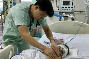 Người lớn bất cẩn: Bé trai 20 tháng bị hôn mê do tivi đổ vào đầu