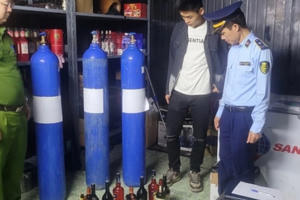 Kiểm tra hàng loạt vũ trường thu giữ nhiều bình “khí cười”, rượu ngoại