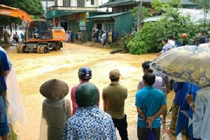 Mưa lũ làm nhà cửa, gia súc bị cuốn trôi, giao thông tê liệt ở Điện Biên