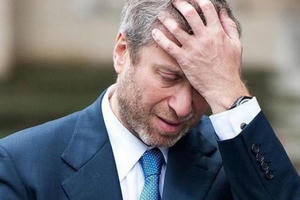 Tỷ phú Abramovich bị trừng phạt, Chelsea lâm nguy