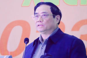 Thủ tướng Phạm Minh Chính tặng quà cho công nhân lao động tại Phú Yên