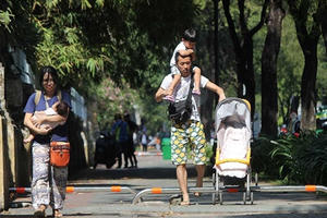 Điểm báo ngày 16/2/2017: Đặt barie trên vỉa hè là sai luật