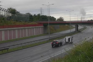 Video: Kinh hoàng cảnh xế hộp lộn nhiều vòng khi đi tốc độ cao, mất lái trên cao tốc