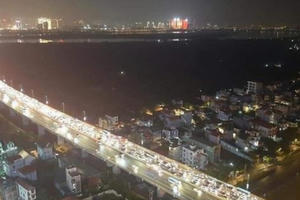 12 ô tô đâm liên hoàn trên cầu Nhật Tân, giao thông “tê liệt“