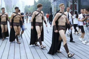 Làn sóng người mẫu đến Trung Quốc khoe thân kiếm sống