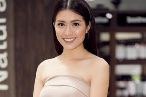 Á hậu Lệ Hằng quay clip chúc mừng Ngày Quốc tế phụ nữ 2017, hát tặng fan khi đang shopping