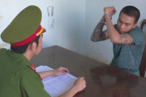 Nam thanh niên mang dao giải quyết mâu thuẫn rồi vào trường chém bảo vệ