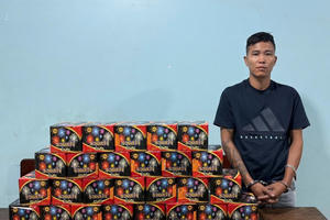 Bắt tạm giam đối tượng vận chuyển trái phép pháo qua cửa khẩu quốc tế Cầu Treo