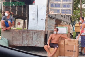 Hàng trăm người đang tụ tập bên trong bãi xe “lậu” giữa cao điểm dịch bệnh