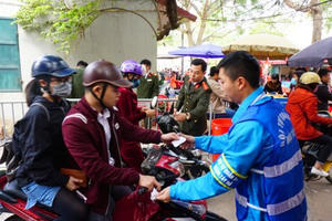 Công an Hà Nội trông xe miễn phí Phủ Tây Hồ