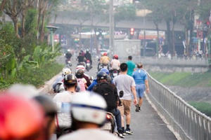 Xe máy lấn chiếm con đường đi bộ dài nhất Thủ đô