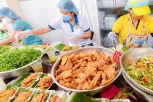 Bữa cơm yêu thương, chia sẻ để gần nhau hơn