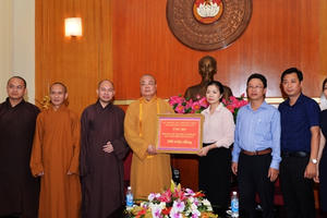 Giáo hội Phật giáo Việt Nam trao hàng trăm triệu đồng ủng hộ nhân dân vùng lũ