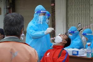 Quá tải xét nghiệm shipper ở các trạm y tế lưu động