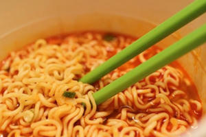 Ăn 1 gói mỳ ăn liền gần bằng cả lượng muối tối đa một ngày Ăn 1 gói mỳ ăn liền gần bằng cả lượng muối tối đa một ngày