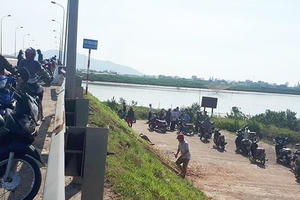 Chồng đi chợ mua thức ăn, vợ ở nhà ra cầu tự vẫn