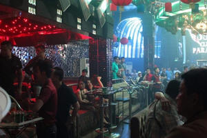 Hàng chục nam thanh nữ tú phê ma túy trong quán Bar ven Sài Gòn