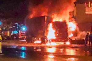 [Video]: Sau tiếng nổ lớn, ôtô tải và xe container bốc cháy dữ dội