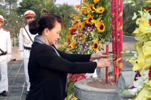 Chủ tịch Quốc hội dâng hương viếng Nghĩa trang Liệt sỹ tỉnh Bến Tre