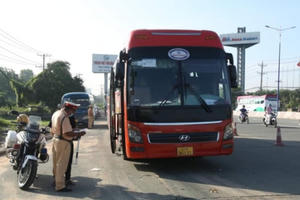 Công an Bình Dương tổng kiểm soát xe vận tải hành khách và hàng hoá Công an Bình Dương tổng kiểm soát xe vận tải hành khách và hàng hoá