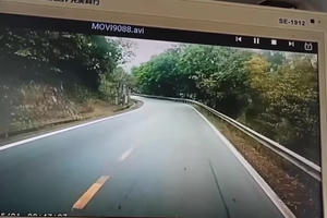 Xe tải lấn làn suýt đấu đầu xe khách 29 chỗ tại Lào Cai Xe tải lấn làn suýt đấu đầu xe khách 29 chỗ tại Lào Cai