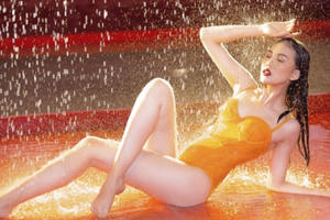 Siêu mẫu 2018: Loạt chân dài khoe "đường cong hút hồn" dưới cơn mưa