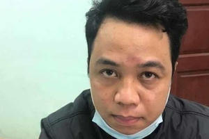 Đi giao hàng, nam shipper 'tiện tay' cướp điện thoại của cô gái trẻ