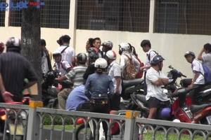 TP HCM: Cần lập lại trật tự giao thông trước cổng trường học