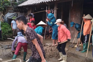 Tuyên Quang: Hàng chục nhà dân bị đất đá vùi lấp trong đêm Tuyên Quang: Hàng chục nhà dân bị đất đá vùi lấp trong đêm