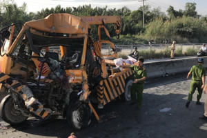 Xe cứu hộ bẹp dúm, 3 người tử vong sau cú tông kinh hoàng Xe cứu hộ bẹp dúm, 3 người tử vong sau cú tông kinh hoàng