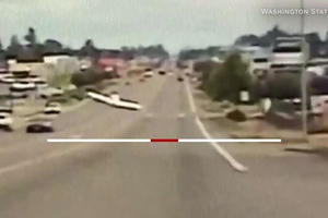 Máy bay lao xuống đường phố để hạ cánh khẩn cấp