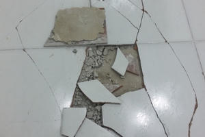 TP HCM: Sinh viên mới ở vài ngày, kí túc xá đã nứt toác