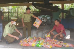 Lạng Sơn: Thu giữ và tiêu hủy 5.000 cây xúc xích lợn mốc