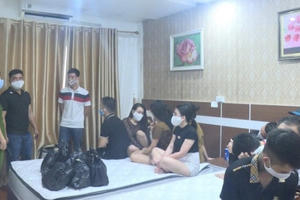 Bắt "ổ nhóm" nam nữ đang dụng ma tuý 'bay lắc' trong khách sạn ở Phú Thọ Bắt "ổ nhóm" nam nữ đang dụng ma tuý 'bay lắc' trong khách sạn ở Phú Thọ