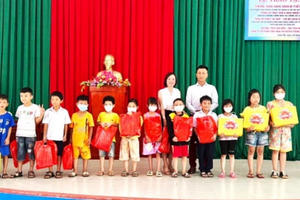 Công ty Khai Trí trao nhiều phần quà ủng hộ tại huyện Cẩm Mỹ