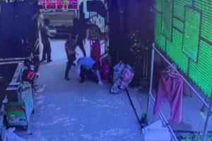 Đang giao gas, nam nhân viên bị đuổi chém