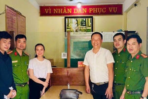 Công an phường Phương Lâm trao trả tài sản gần 500 triệu đồng thất lạc cho người dân