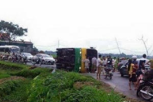 Vĩnh Phúc: Toàn cảnh vụ xe bus đâm taxi, 21 người nhập viện Vĩnh Phúc: Toàn cảnh vụ xe bus đâm taxi, 21 người nhập viện