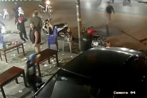 Hàng chục côn đồ cầm theo dao kiếm xông vào quán chém người