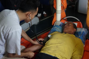 Cứu nạn thuyền trưởng tàu đánh cá bị liệt nửa người khi đi biển