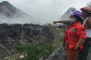 Hà Nam: Bức xúc vì bãi rác lộ thiên, dân chặn xe chở rác vào nhà máy