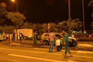 TP HCM: Bỏ chạy sau khi tông chết người, ô tô cháy trơ khung