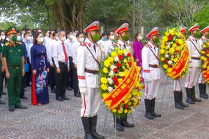 Lãnh đạo tỉnh Bạc Liêu dâng hoa, dâng hương Chủ tịch Hồ Chí Minh và các anh hùng liệt sĩ