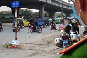 Đoàn xe băng băng đi ngược đường Hà Nội phản ứng bất ngờ khi gặp CSGT Đoàn xe băng băng đi ngược đường Hà Nội phản ứng bất ngờ khi gặp CSGT