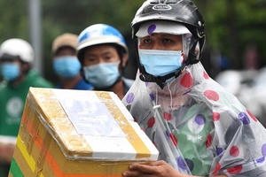 Shipper ở TP.HCM nhận nhiều đơn hàng khi được giao liên quận