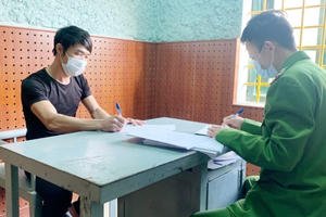 Quảng Bình: Vận động đối tượng truy nã ra đầu thú